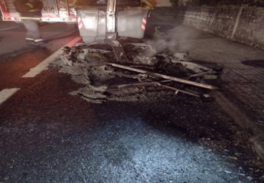 Incendio en colectores do lixo en diversos puntos do Concello de Ribeira